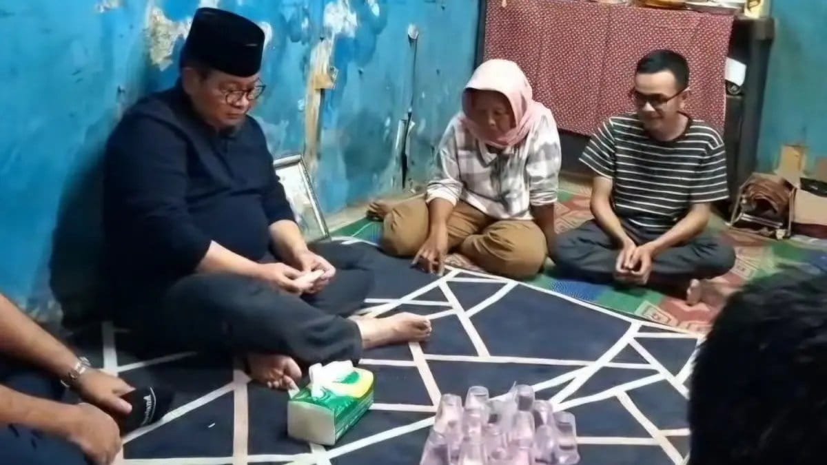Gubernur Pramono Anung Melayat ke Rumah Duka Korban Kerusuhan Pejompongan Gubernur Pramono Anung Melayat ke Rumah Duka Korban Kerusuhan Pejompongan