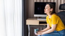 Mengungkap Kebiasaan Penyebab Kesepian Menurut Psikologi