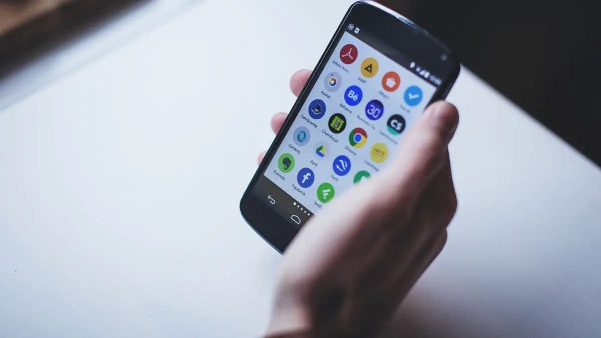 Kebiasaan Sehari-hari yang Membuat HP Android Cepat Panas Kebiasaan Sehari-hari yang Membuat HP Android Cepat Panas