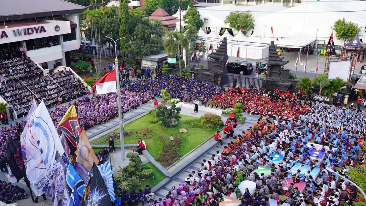 Momen Bersejarah untuk 3.160 Mahasiswa Baru di Untag Surabaya