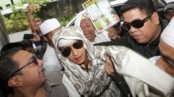 Kunjungan Habib Bahar ke Rumah Duka Korban Demo