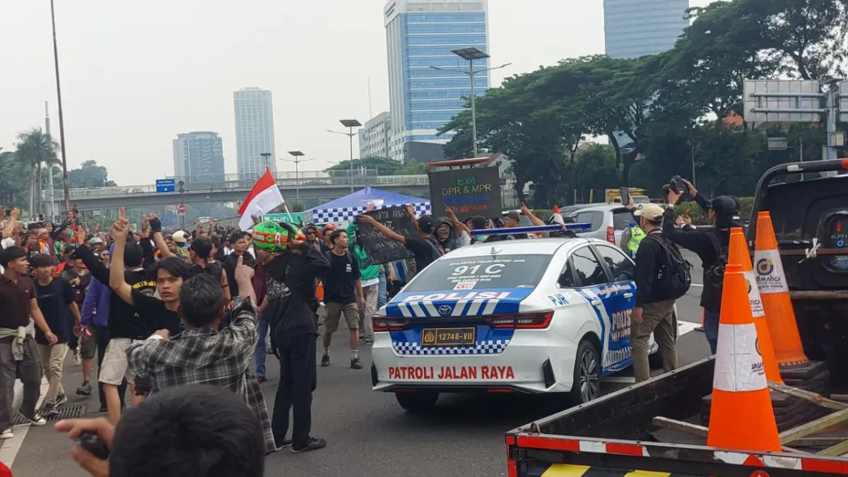 Aksi Demonstrasi di Tol Dalam Kota: Protes Terhadap Blokade Logistik dan Ambulans Aksi Demonstrasi di Tol Dalam Kota: Protes Terhadap Blokade Logistik dan Ambulans
