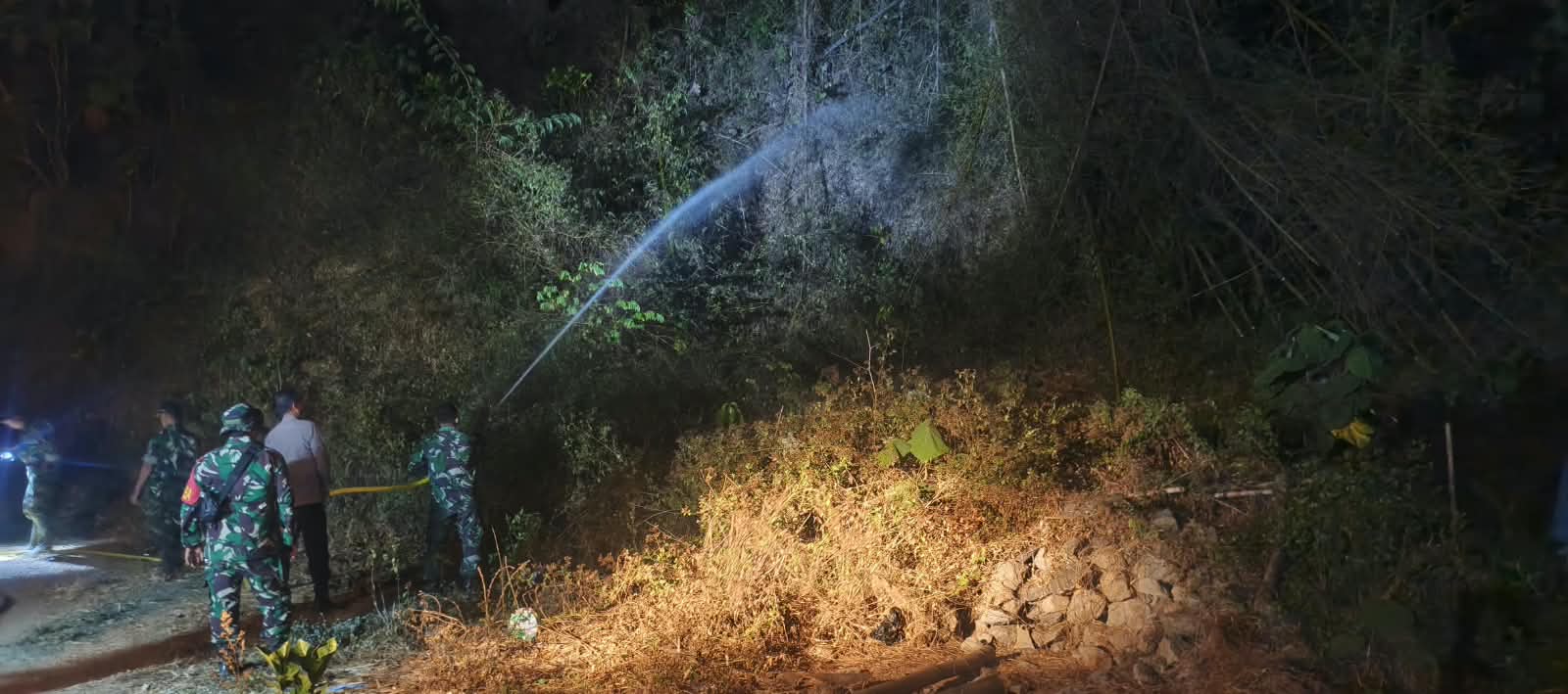 Garda Terdepan Halau Kobaran Api, Tim Gabungan Siaga Amankan Pemukiman Warga Dari Kebakaran Gunung Pegat