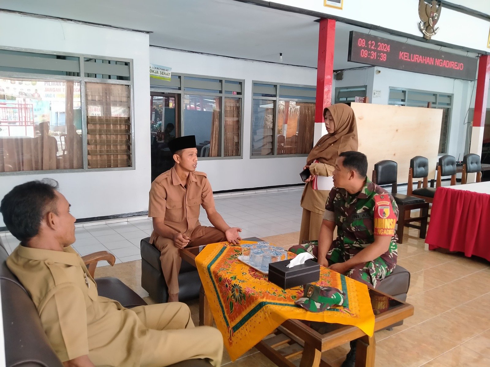 Tingkatkan Kondusifitas Wilayah, Babinsa Ngadirejo Gelar Komsos Bersama Aparat Kelurahan Tingkatkan Kondusifitas Wilayah, Babinsa Ngadirejo Gelar Komsos Bersama Aparat Kelurahan