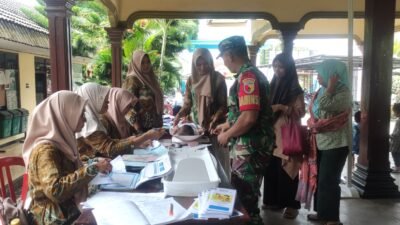 Cegah Stunting Sejak Dini, Babinsa Koramil 0808/03 Kanigoro Turun Tangan Dampingi Kegiatan Posyandu Di Desa Bangle