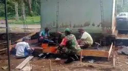 Wujud Kepedulian Lingkungan, Babinsa Sukosewu Dampingi Pemasangan Septic Tank Rumah Warga