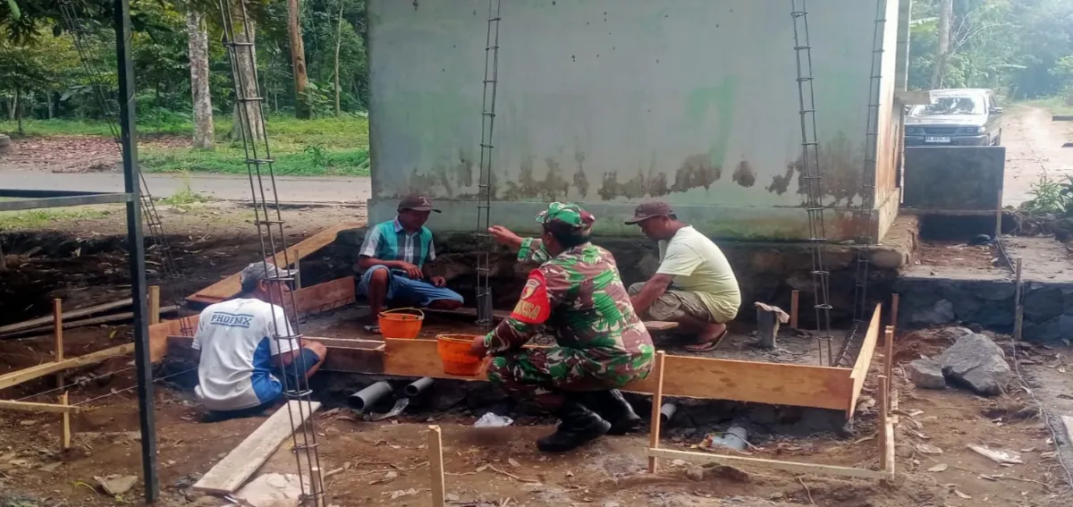 Wujud Kepedulian Lingkungan, Babinsa Sukosewu Dampingi Pemasangan Septic Tank Rumah Warga