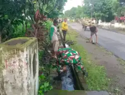 Wujud Kepedulian Lingkungan, Babinsa Koramil Udanawu Bersama Warga Gelar Karya Bakti Saluran Irigasi