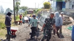 Koramil Sukapura Bersama Warga Binaan Gotong Royong Lakukan Perbaikan Jalan