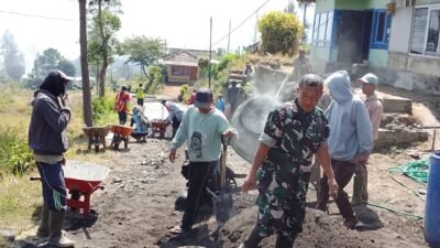 Koramil Sukapura Bersama Warga Binaan Gotong Royong Lakukan Perbaikan Jalan