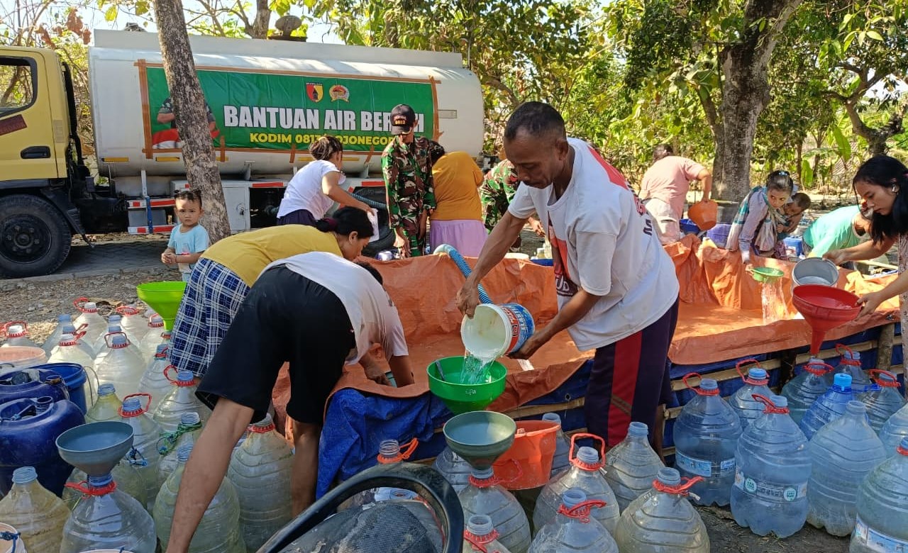 Tanggap Darurat, Kodim Bojonegoro Terus Pasok Puluhan Ribu Liter Air Bersih ke Wilayah Kekeringan