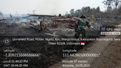 Aksi Cepat Tanggap! Babinsa Margomulyo Sisir Bekas Karhutla, Pastikan Api Benar-Benar Padam