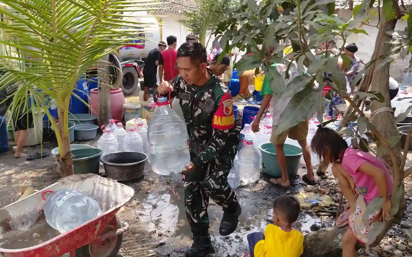 TNI AD Hadir Dekat Rakyat, Kodim Bojonegoro Pasok 200 Ribu Liter Air Bersih ke Desa Kekeringan