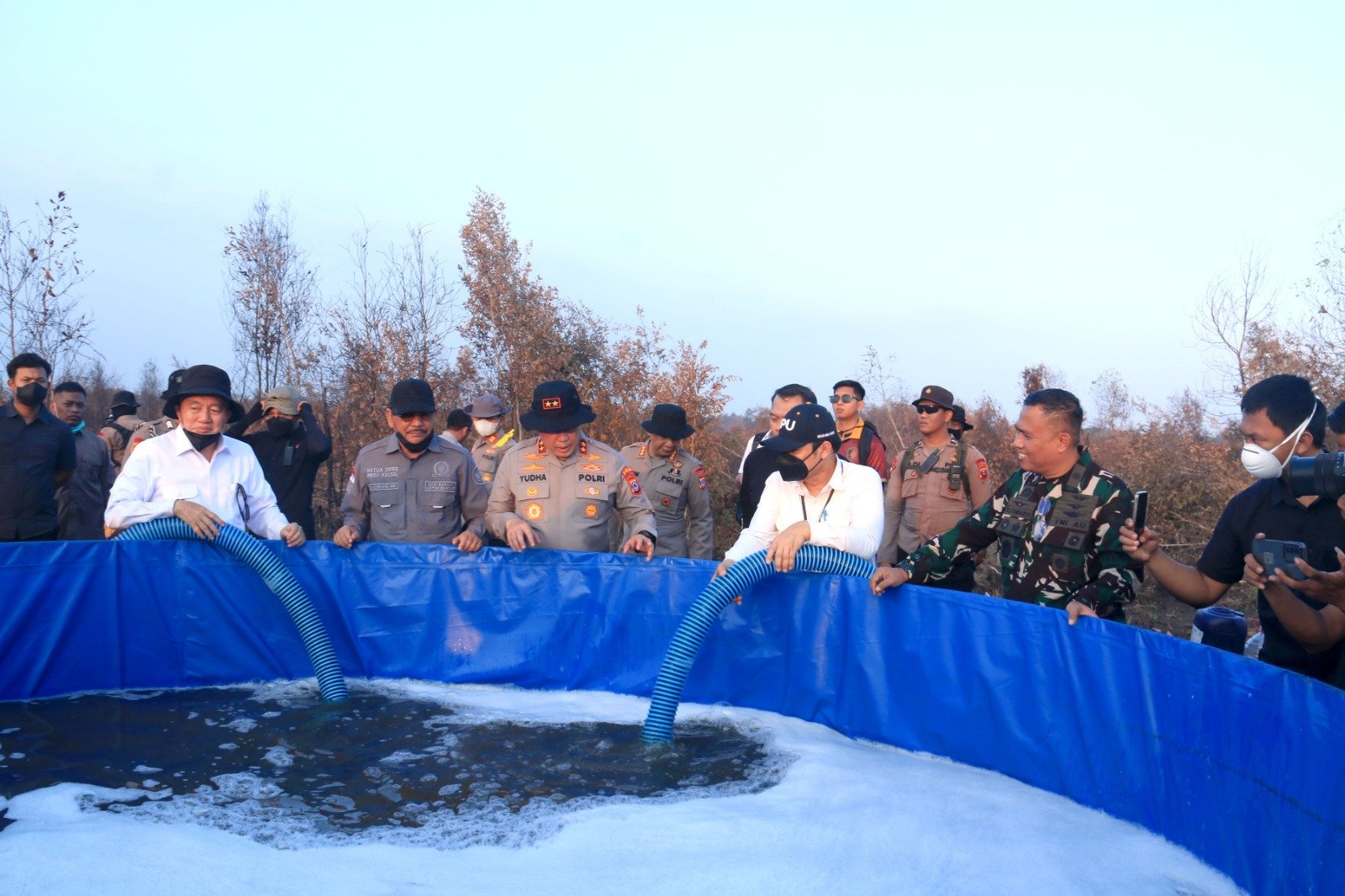 Pantau Langsung Perkembangan Karhutla, Komandan Lanud Sjamsudin Noor Bersama Forkopimda Kalsel Turun ke Lapangan Uji Fungsi Inovasi Injeksi Air Pantau Langsung Perkembangan Karhutla, Komandan Lanud Sjamsudin Noor Bersama Forkopimda Kalsel Turun ke Lapangan Uji Fungsi Inovasi Injeksi Air
