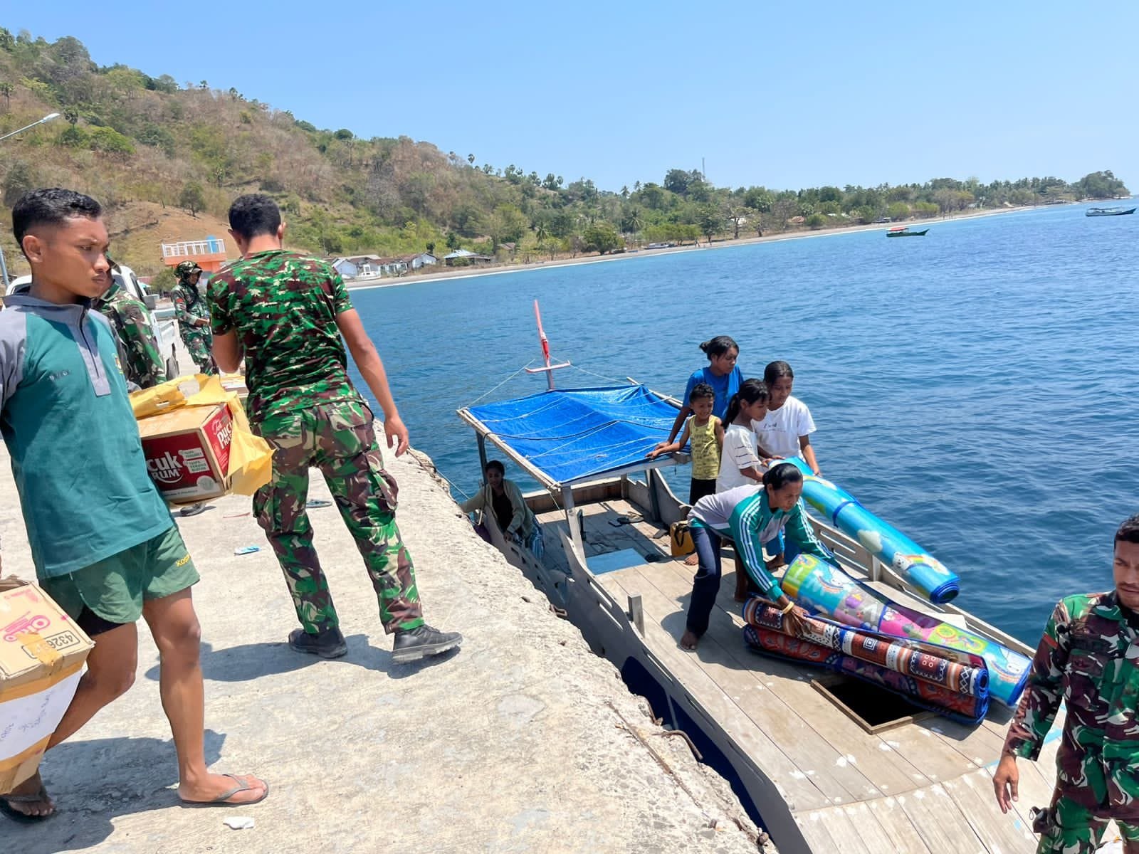 Hari Kedelapan Belas Penanganan Gempa NTT, TNI Kirim 1.054,603 Ton Bantuan