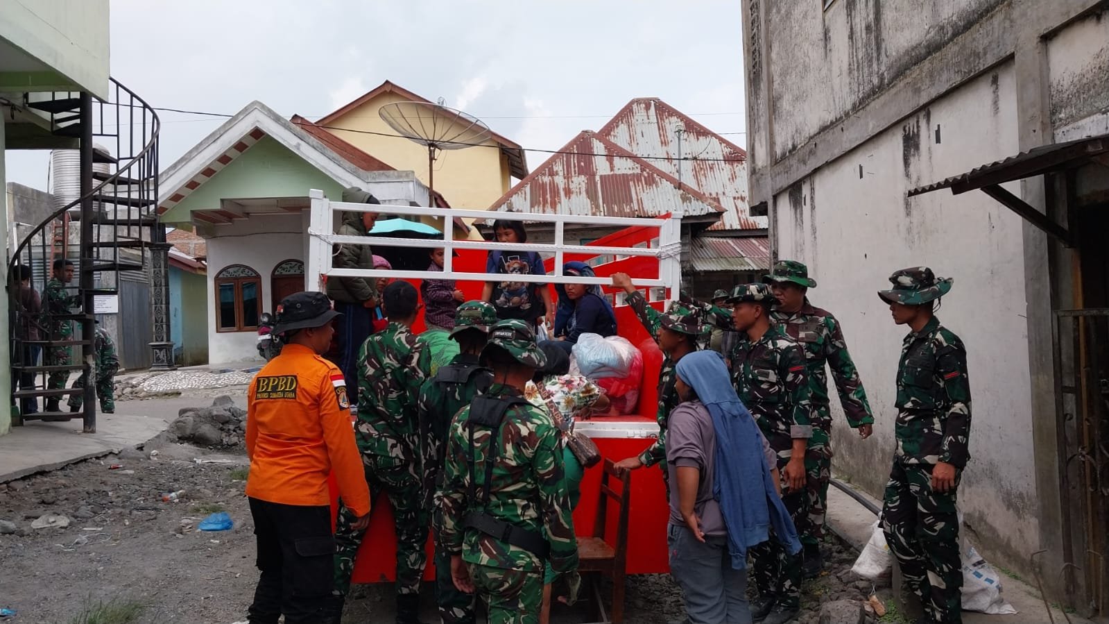 Aksi Cepat TNI Respons Meningkatnya Aktivitas Gunung Sinabung Aksi Cepat TNI Respons Meningkatnya Aktivitas Gunung Sinabung