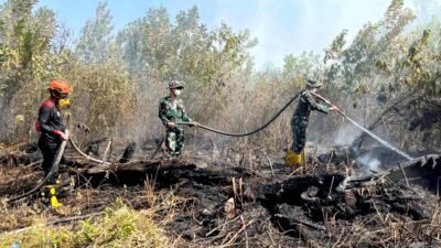 Dikepung Asap dan Bara, Satgas Darat Lanud Sjamsudin Noor Tak Beri Celah Karhutla Meluas Dekati Permukiman Warga