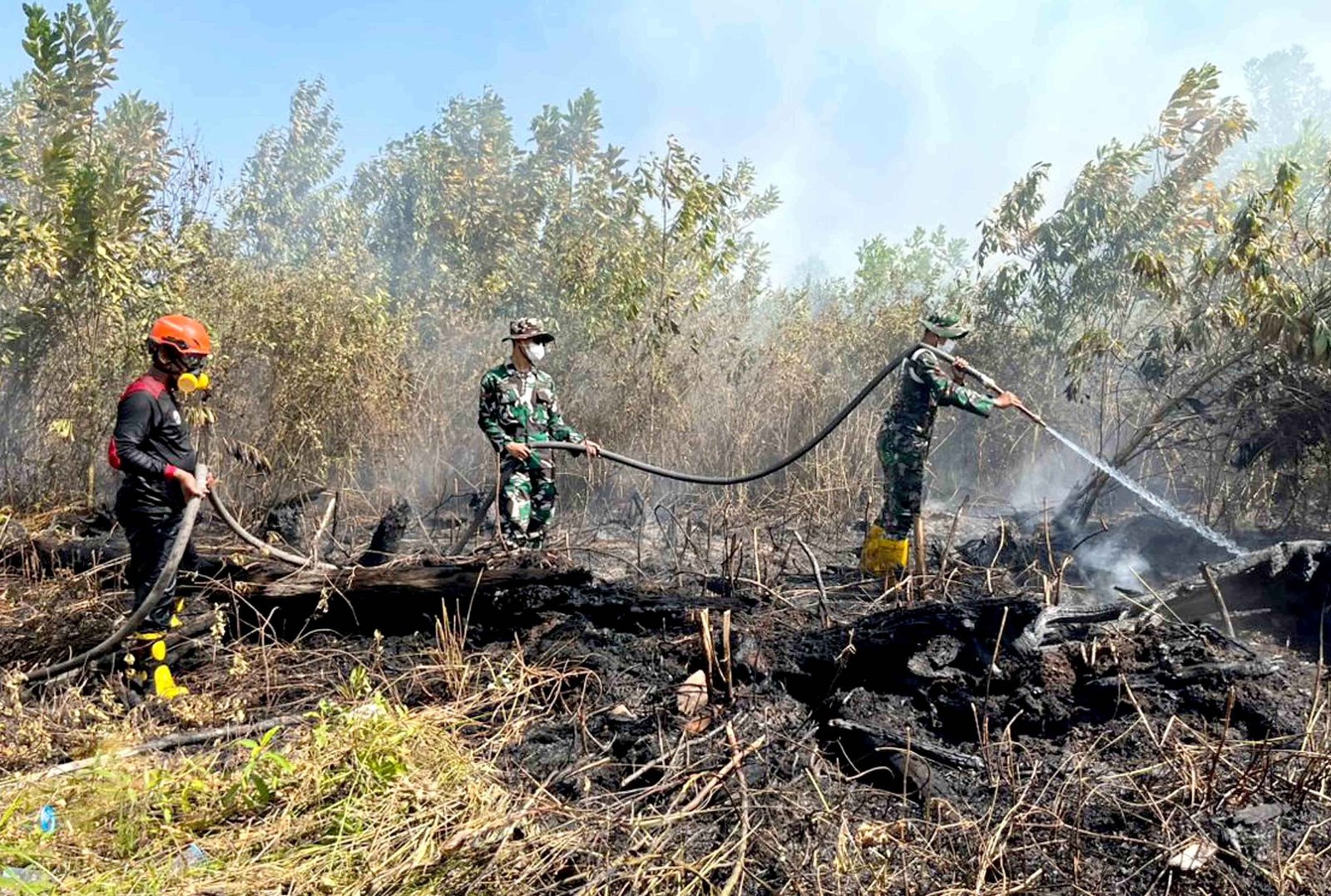 Dikepung Asap dan Bara, Satgas Darat Lanud Sjamsudin Noor Tak Beri Celah Karhutla Meluas Dekati Permukiman Warga