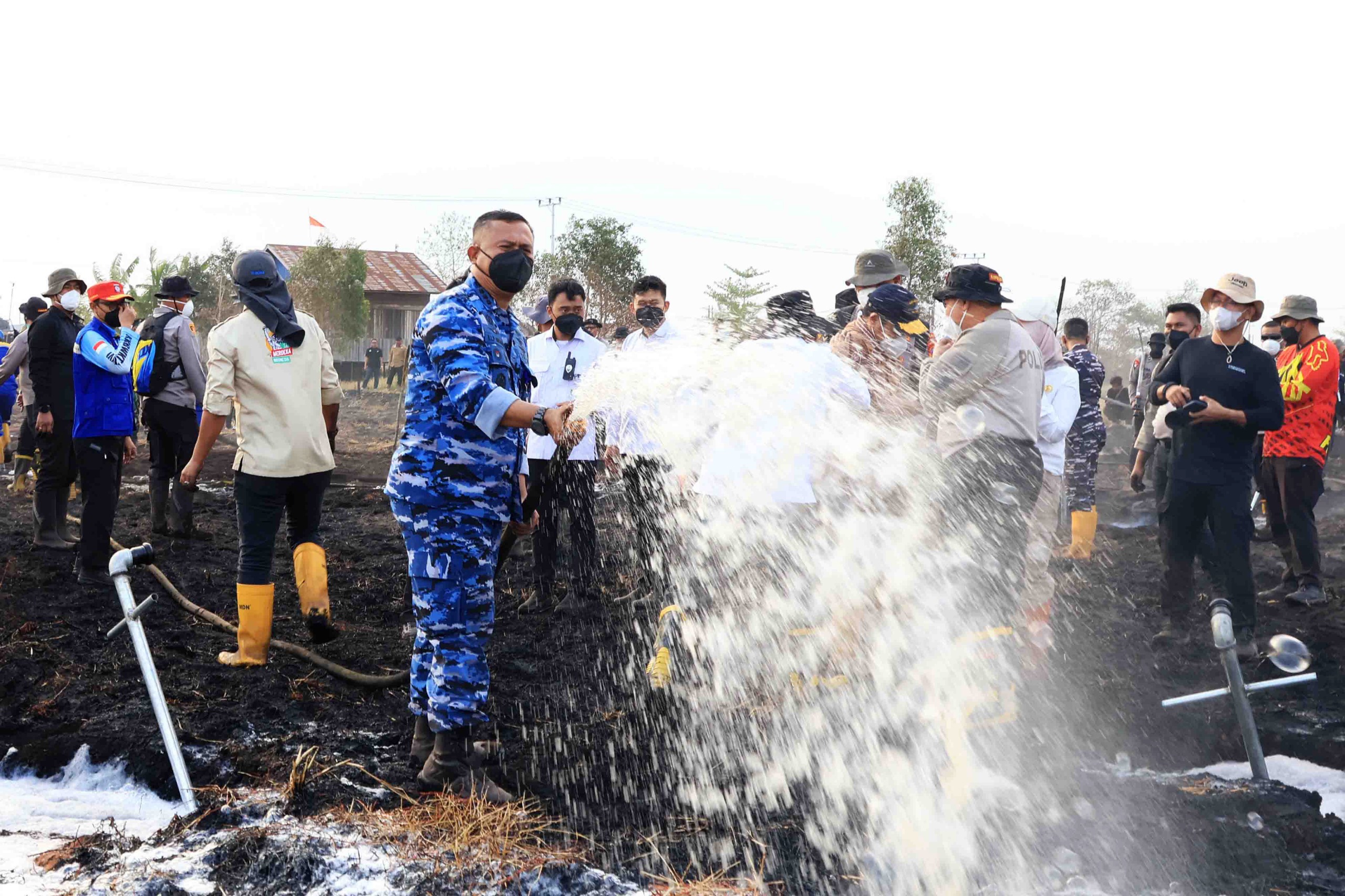 Gunakan Cairan Khusus, Metode Undercooling Dikerahkan; Gubernur, Danlanud, dan Forkopimda Kalsel Bersinergi di Titik Api Atasi Karhutla Gunakan Cairan Khusus, Metode Undercooling Dikerahkan; Gubernur, Danlanud, dan Forkopimda Kalsel Bersinergi di Titik Api Atasi Karhutla
