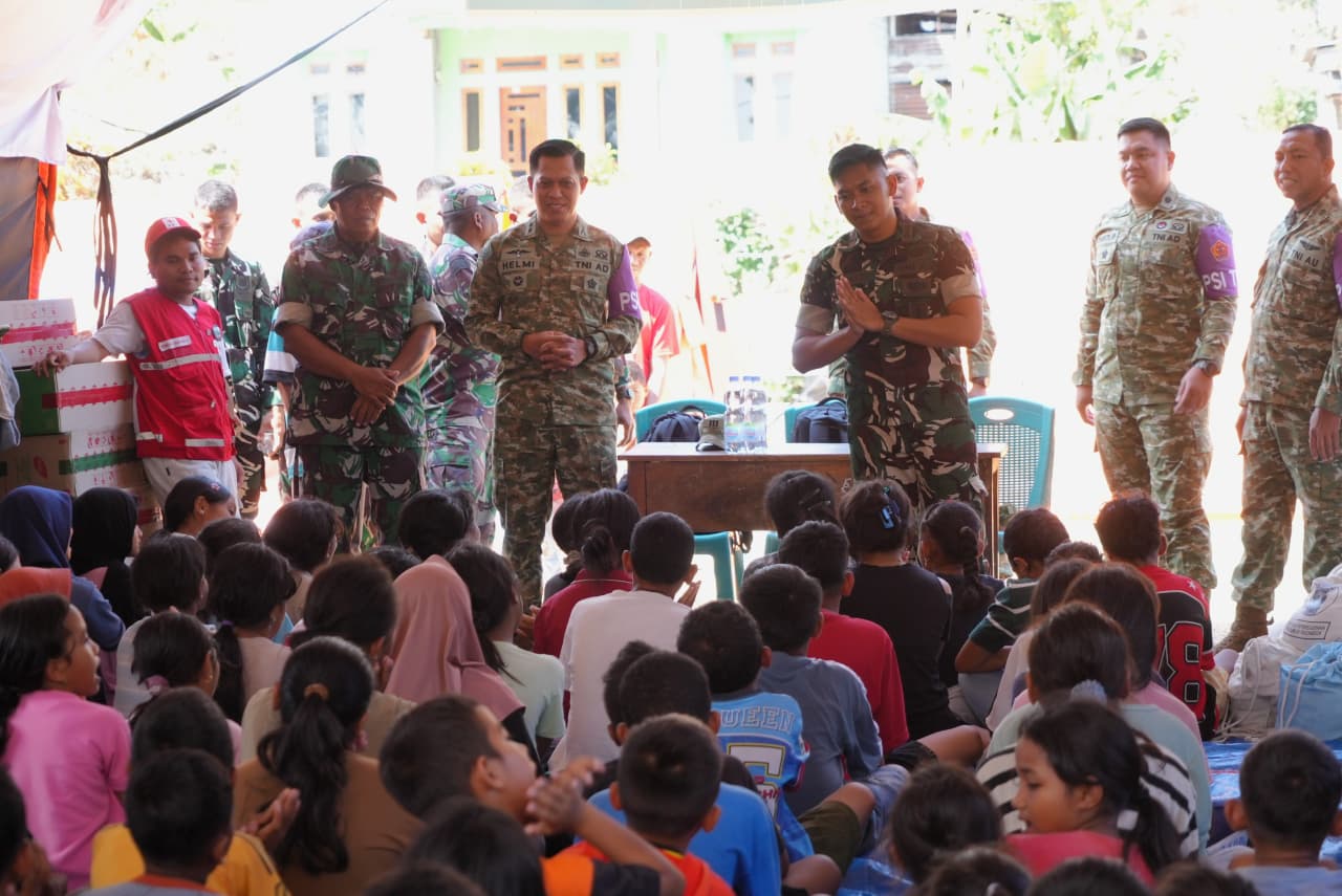 Puspsi TNI Bersama Kodim 1612/Manggarai dan Yonif TP 834/WM Berikan Trauma Healing kepada Penyintas Gempa