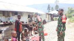 Babinsa 1714-01/Mulia Ulia Pererat Kemanunggalan TNI–Rakyat Melalui Anjangsana dan Bantuan Sembako di Kampung Kulon Enggame, Distrik Pagaleme