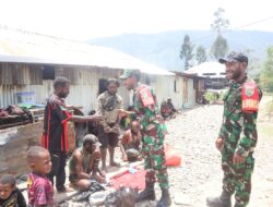 Babinsa 1714-01/Mulia Ulia Pererat Kemanunggalan TNI–Rakyat Melalui Anjangsana dan Bantuan Sembako di Kampung Kulon Enggame, Distrik Pagaleme