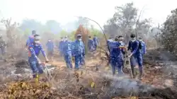 Lanud Sjamsudin Noor Kerahkan Tangki Portable dan Gambut Injection di Kawasan Ring I Bandara Sjamsudin Noor Atasi Titik Api Karhutla