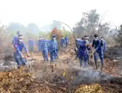 Lanud Sjamsudin Noor Kerahkan Tangki Portable dan Gambut Injection di Kawasan Ring I Bandara Sjamsudin Noor Atasi Titik Api Karhutla