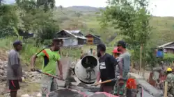 Kodim 1714/Puncak Jaya Gandeng Masyarakat Binaan Membangun Jembatan Merah Putih di Kampung Kulok Enggame
