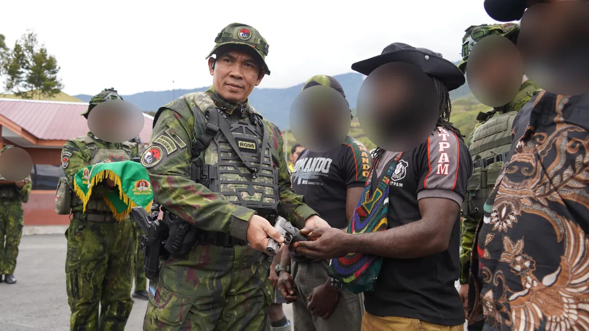 Memilih Jalan Damai, Empat Anggota OPM Puncak Jaya Serahkan Senjata kepada Pangkoops TNI Habema dan Kembali ke Masyarakat