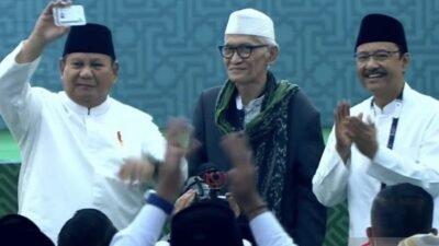 Prabowo Terima Kartu Anggota NU di Muktamar Ke-35