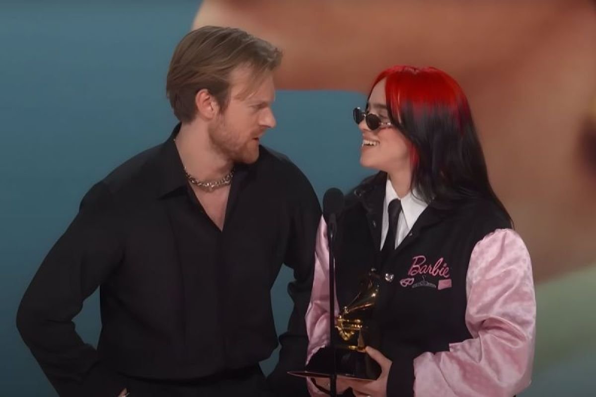 Finneas O’Connell Menikahi Claudia Sulewski di Montecito