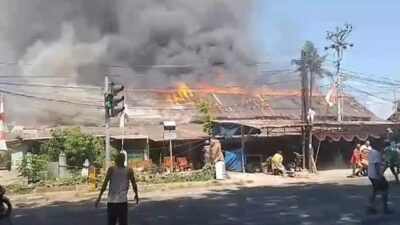 Kebakaran Hebat di Asrama TNI Mattoanging: Puluhan Rumah Terbakar Kebakaran Hebat di Asrama TNI Mattoanging: Puluhan Rumah Terbakar