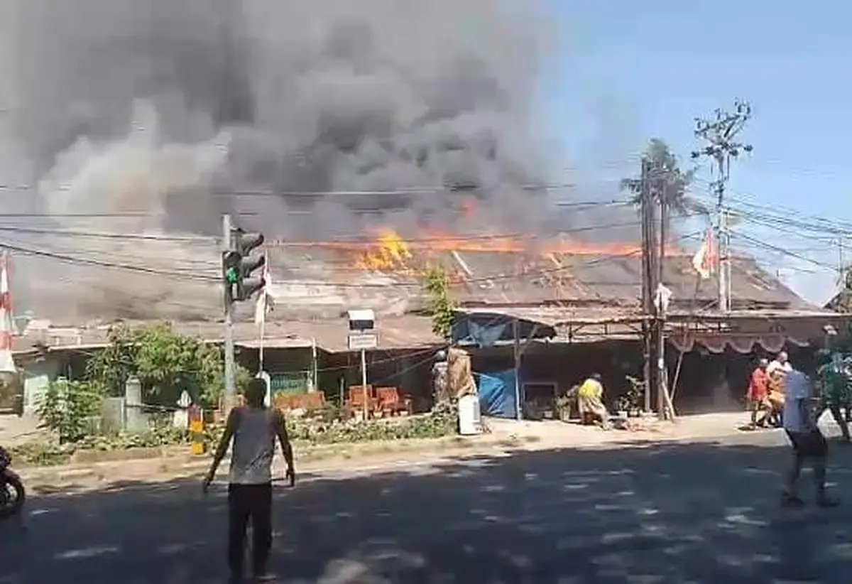 Kebakaran Hebat di Asrama TNI Mattoanging: Puluhan Rumah Terbakar Kebakaran Hebat di Asrama TNI Mattoanging: Puluhan Rumah Terbakar