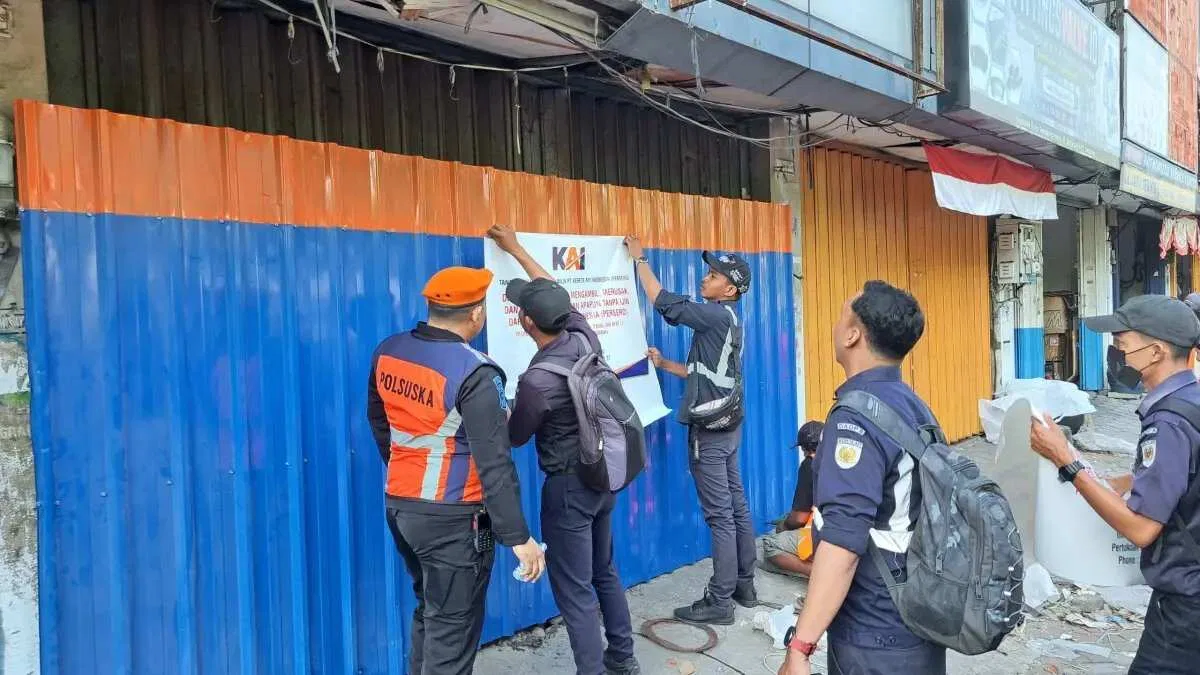 Penertiban Aset Ruko Ilegal oleh PT KAI Daop 8 Surabaya