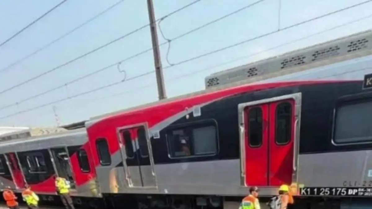 Evakuasi Gerbong Kereta Anjlok di Stasiun Jakarta Kota