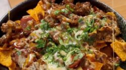 Resep Nachos Gurih dengan Topping Daging dan Keju