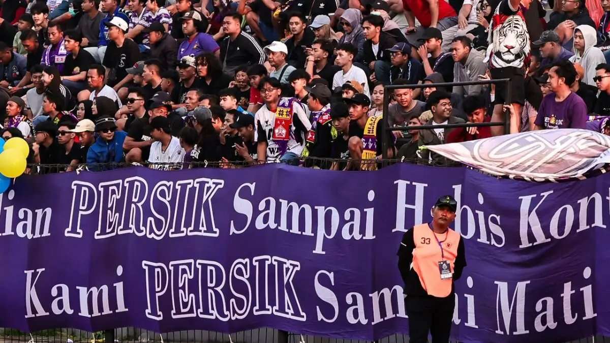Kericuhan Suporter Mewarnai Laga Persik Kediri vs Dewa United