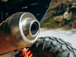 Penyebab dan Solusi Knalpot Motor Mengeluarkan Asap Putih
