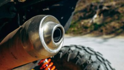 Penyebab dan Solusi Knalpot Motor Mengeluarkan Asap Putih