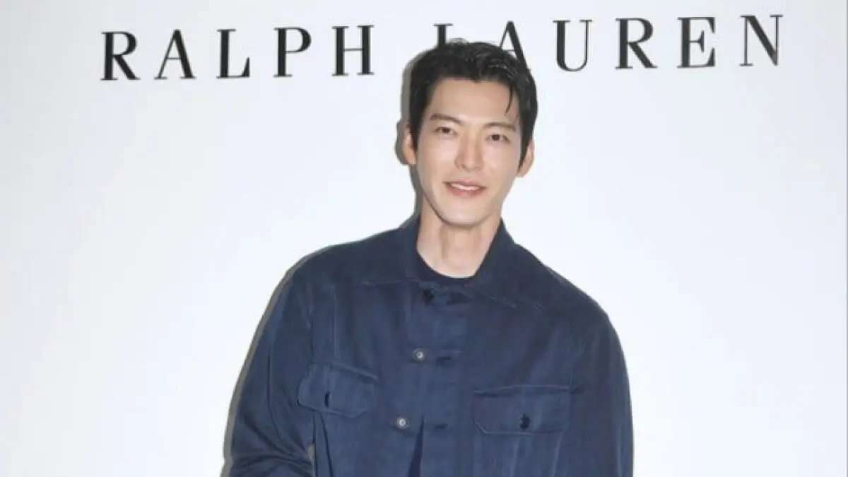 Elegansi Kim Woo Bin dalam Gaya Navy di Seoul