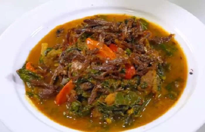 Nikmati Hidangan Sayur Daun Singkong Ikan Teri di Rumah
