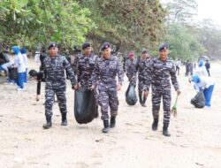 Aksi Bersih Pantai dalam Peringatan HUT Ke-81 TNI AL