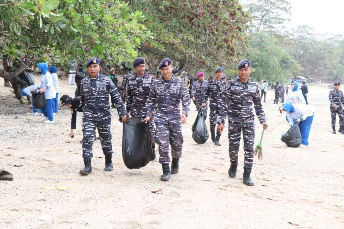 Aksi Bersih Pantai dalam Peringatan HUT Ke-81 TNI AL