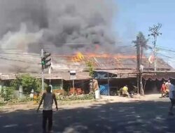 Terjadi kepanikan di kalangan penduduk ketika api mulai menyebar, dan mereka berupaya untuk menyelamatkan barang-barang berharga