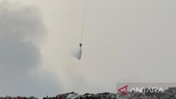 Pemadaman Kebakaran TPA Galuga di Bogor Melalui Udara