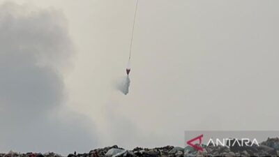 Pemadaman Kebakaran TPA Galuga di Bogor Melalui Udara