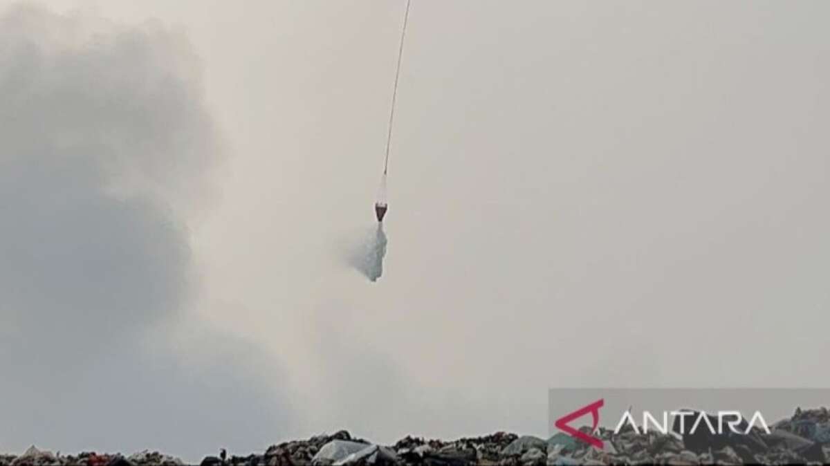 Pemadaman Kebakaran TPA Galuga di Bogor Melalui Udara