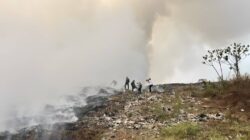 Upaya Pemadaman Kebakaran di TPA Galuga Bogor
