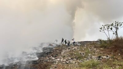 Upaya Pemadaman Kebakaran di TPA Galuga Bogor